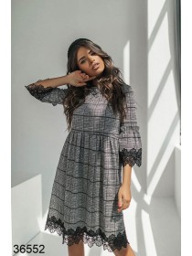 Сукня в клітину з мереживом